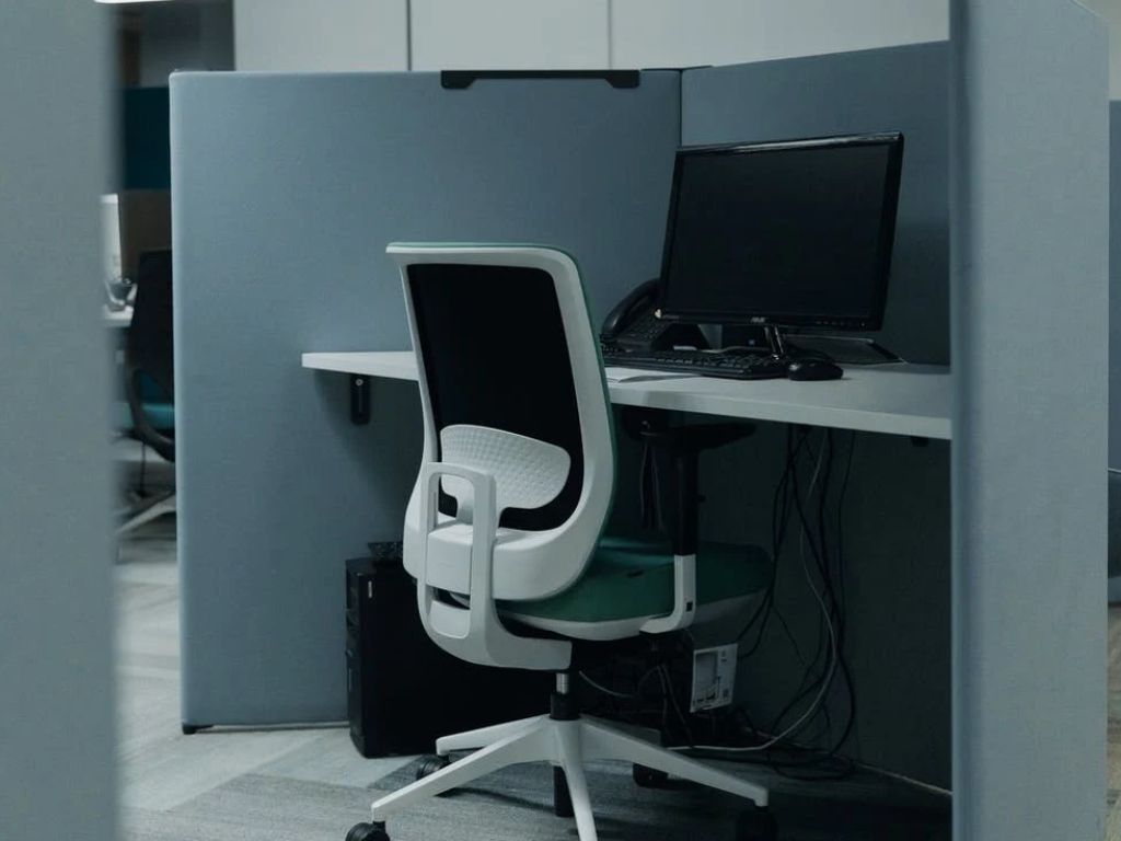 Dumb-Workplace-Rules-Around-the-World-06.jpg.optimal.jpg