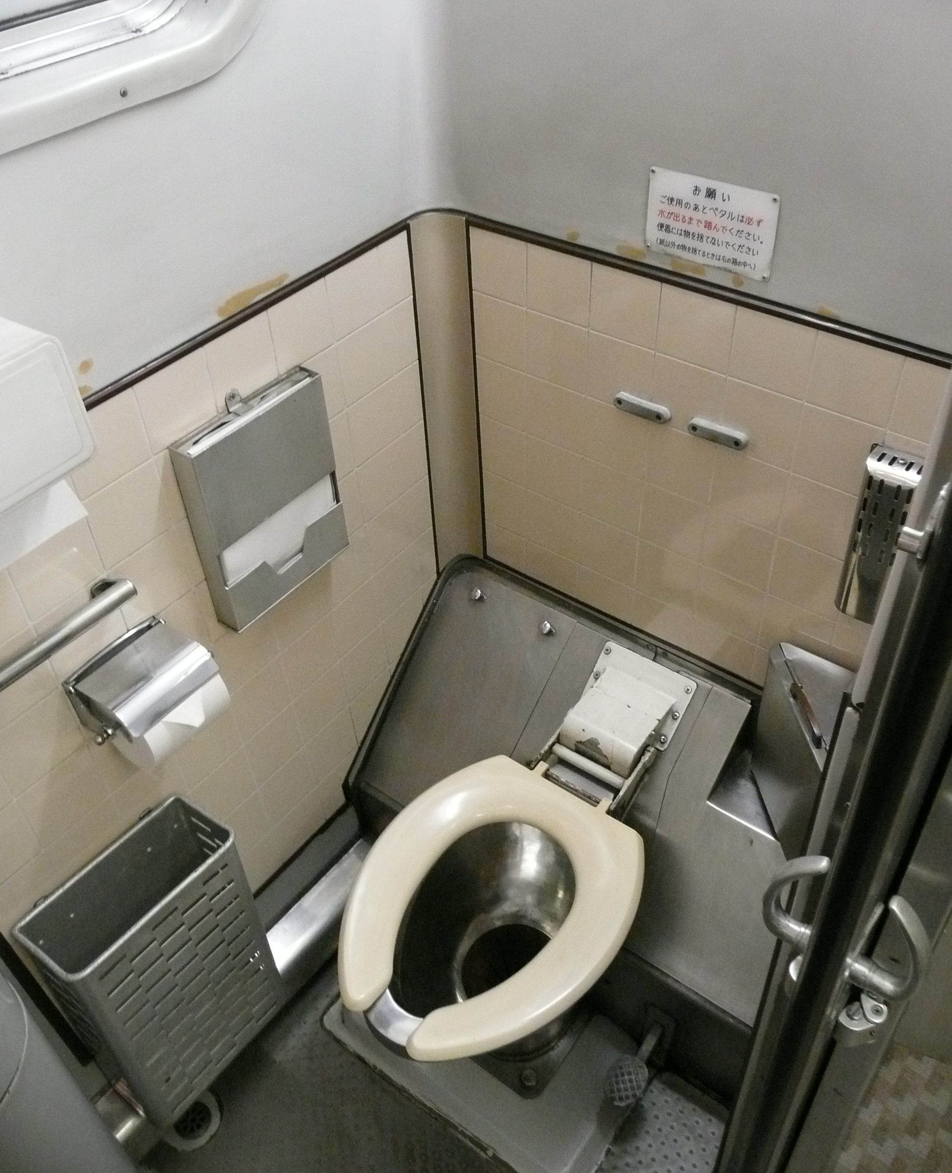 Как выглядит туалет. Lavatory DC-10. Биотуалеты в поездах. Биотуалет в поезде. Биотуалет в поезде купе.