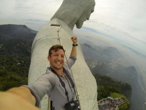 50 Extreme Vacation Selfies That Make Us Very Nervous